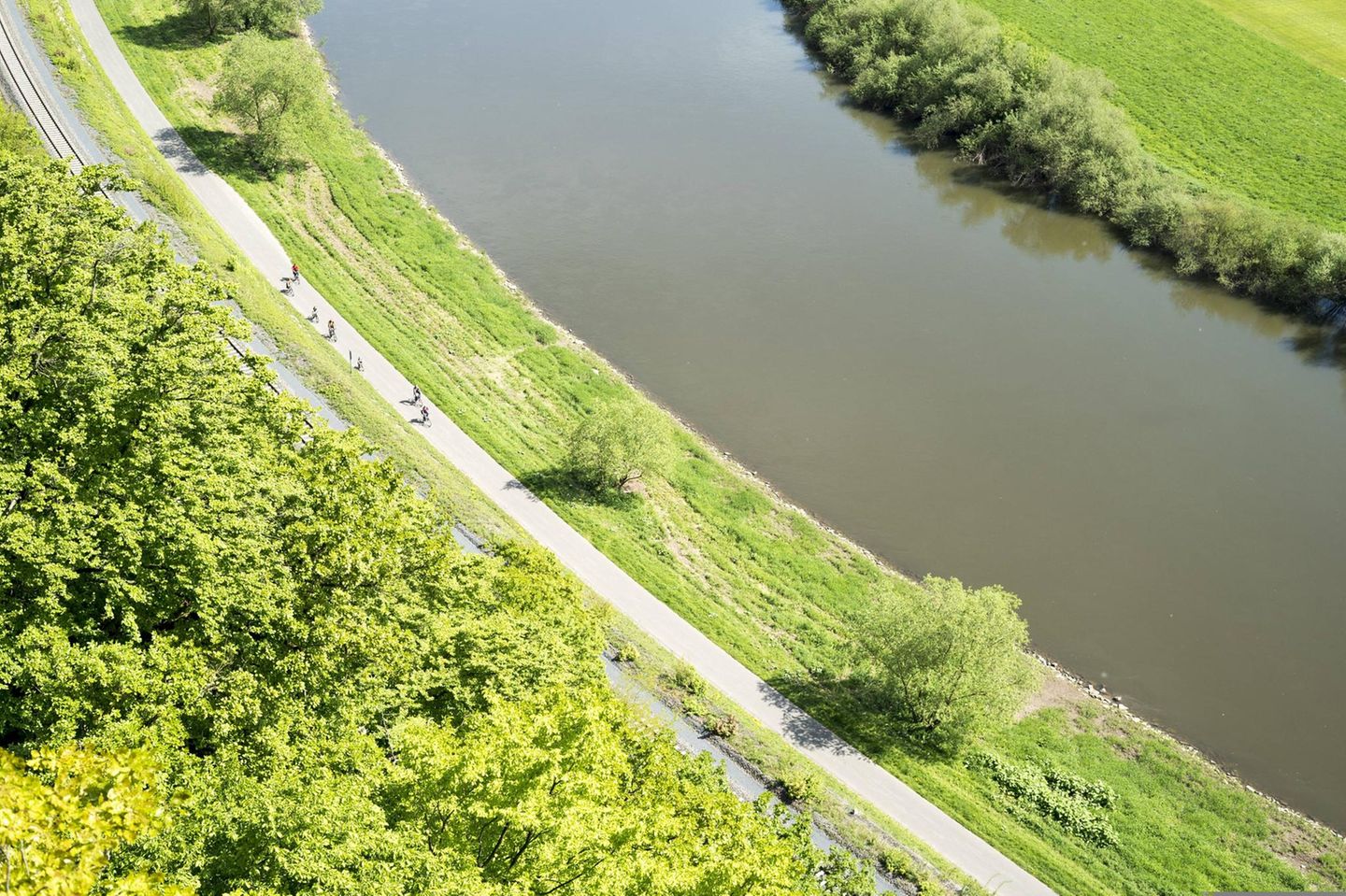 Platz 1: Weser-Radweg Blick von der Aussichtsplattform Skywalk in Würgassen auf den Weser-Radweg