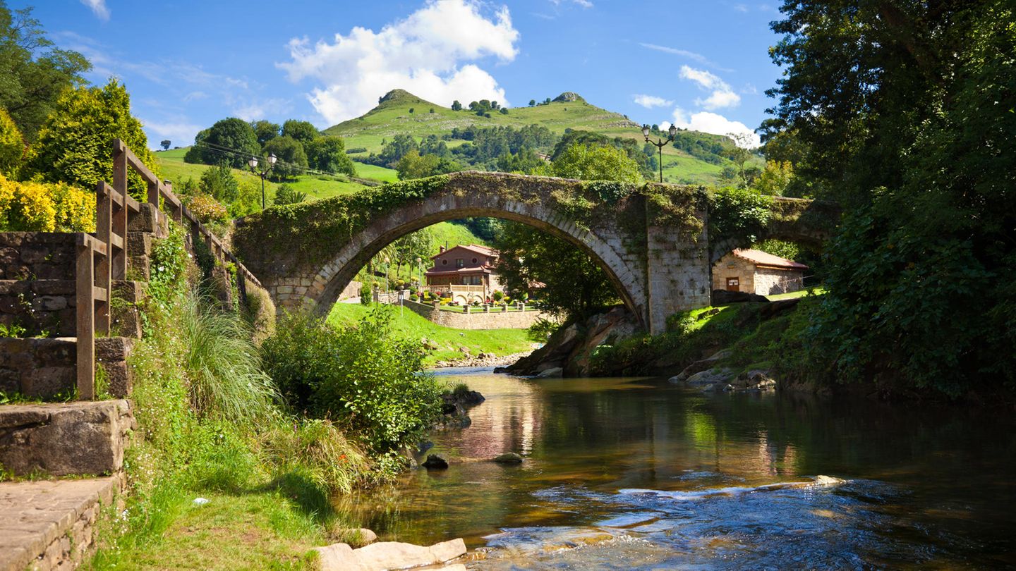 Architektur mit Jahrhundertflair Eine alte Brücke über einem schmalen Fluss