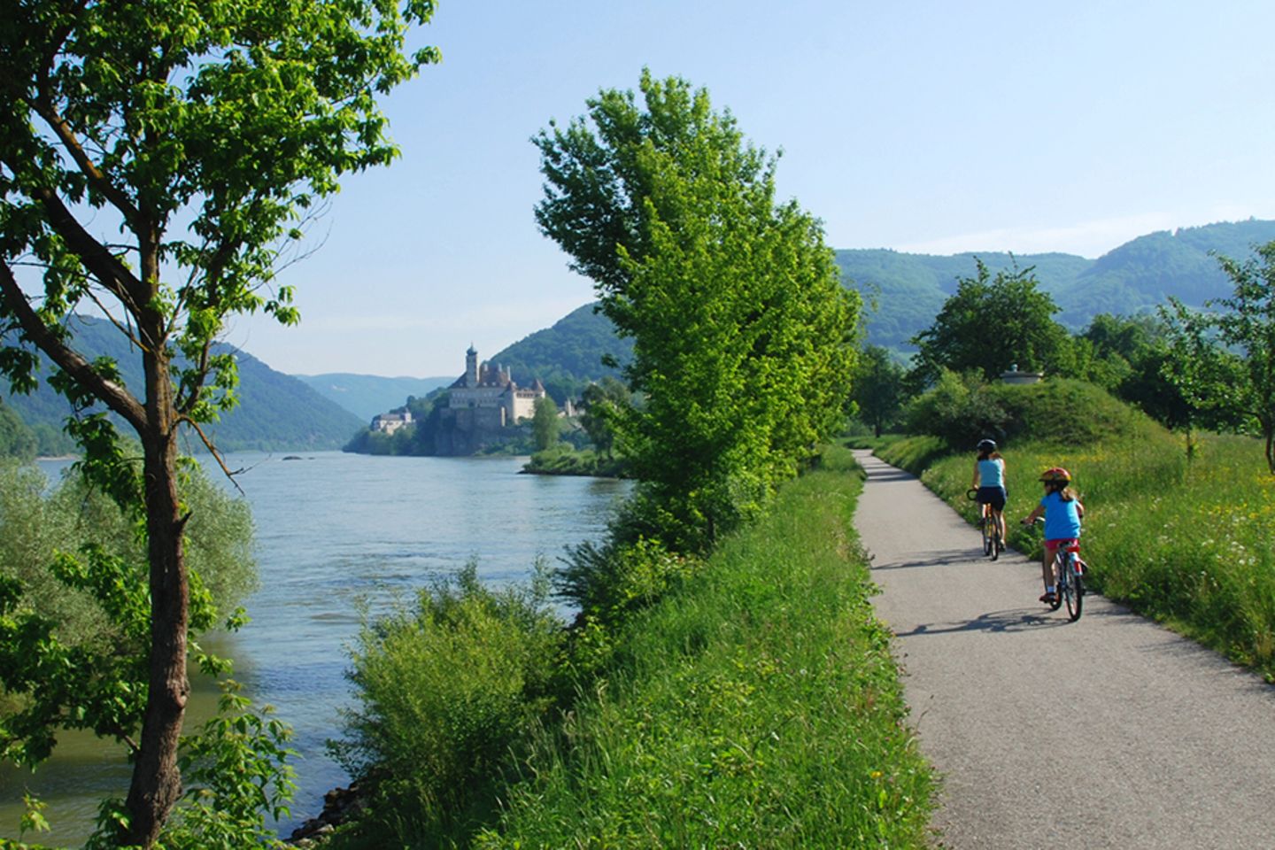Platz 4: Donau-Radweg Radfahrer auf dem Donau-Radweg
