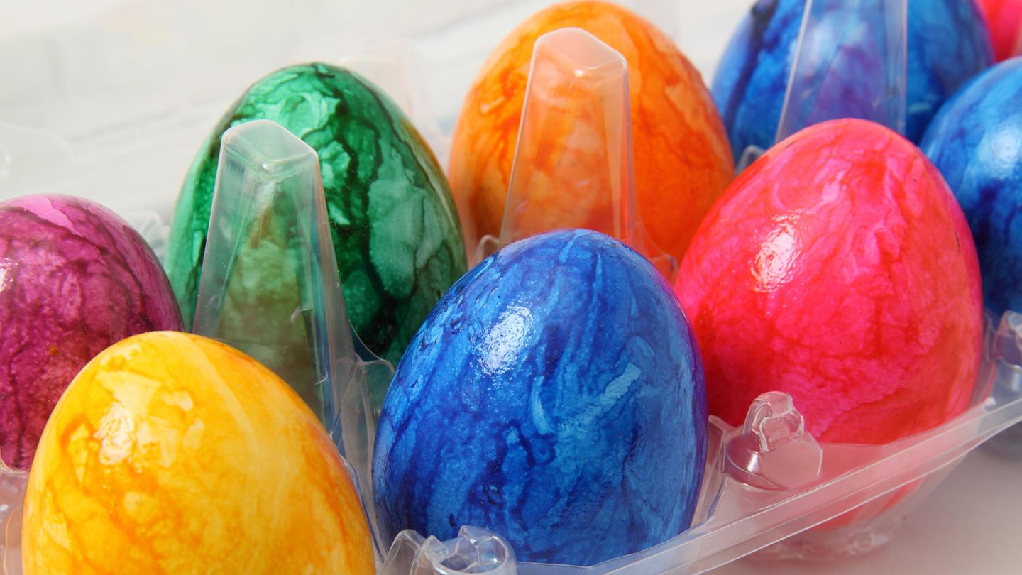 Bunte Ostereier in einer Plastikpackung