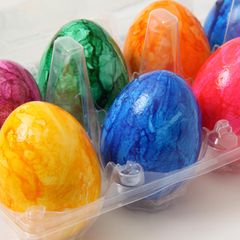 Bunte Ostereier in einer Plastikpackung