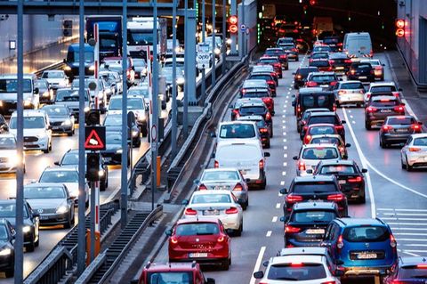 Dichter Verkehr schiebt sich durch München