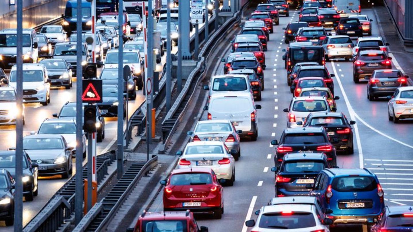 Dichter Verkehr schiebt sich durch München