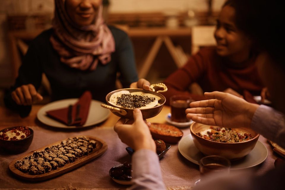 Eine muslimische Familie isst während des Ramadans zu Abend