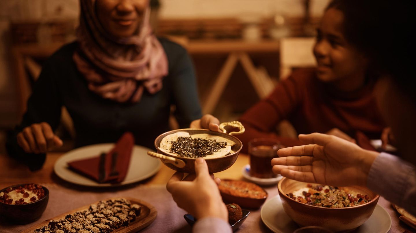 Eine muslimische Familie isst während des Ramadans zu Abend