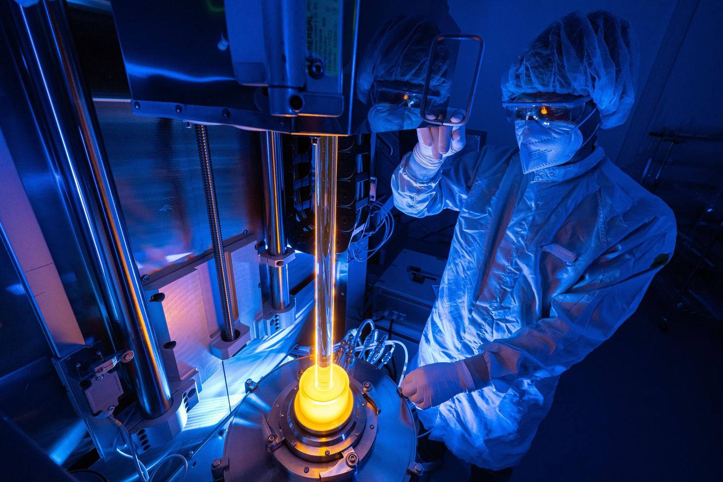 Das Fasertechnolo­giezentrum in Jena fertigt Lichtleiter für Spe­zialanwendungen. Ein ringförmiger Schmelzofen erhitzt die Vorform, einen Glasstab, auf 2000 Grad Celsius