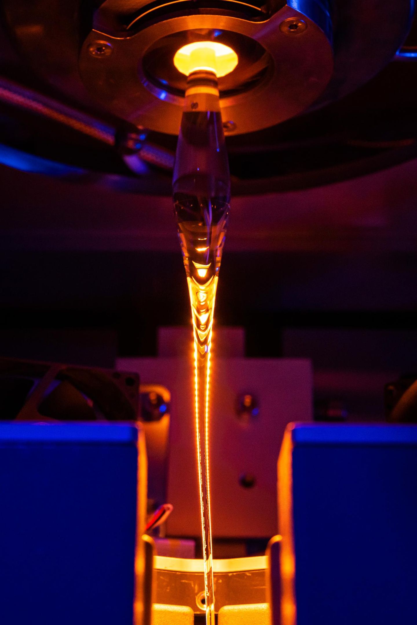 In der vier Stockwerke hohen Ziehanlage wird die zähe Masse beschichtet und gestreckt