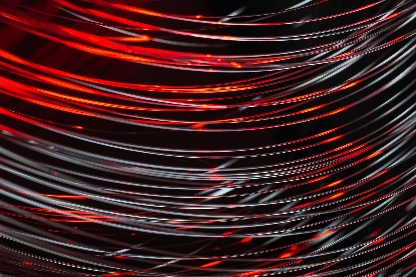 Dieser Vorgang wird so lange wiederholt, bis Fasern mit dem Durchmesser eines Haares entstehen