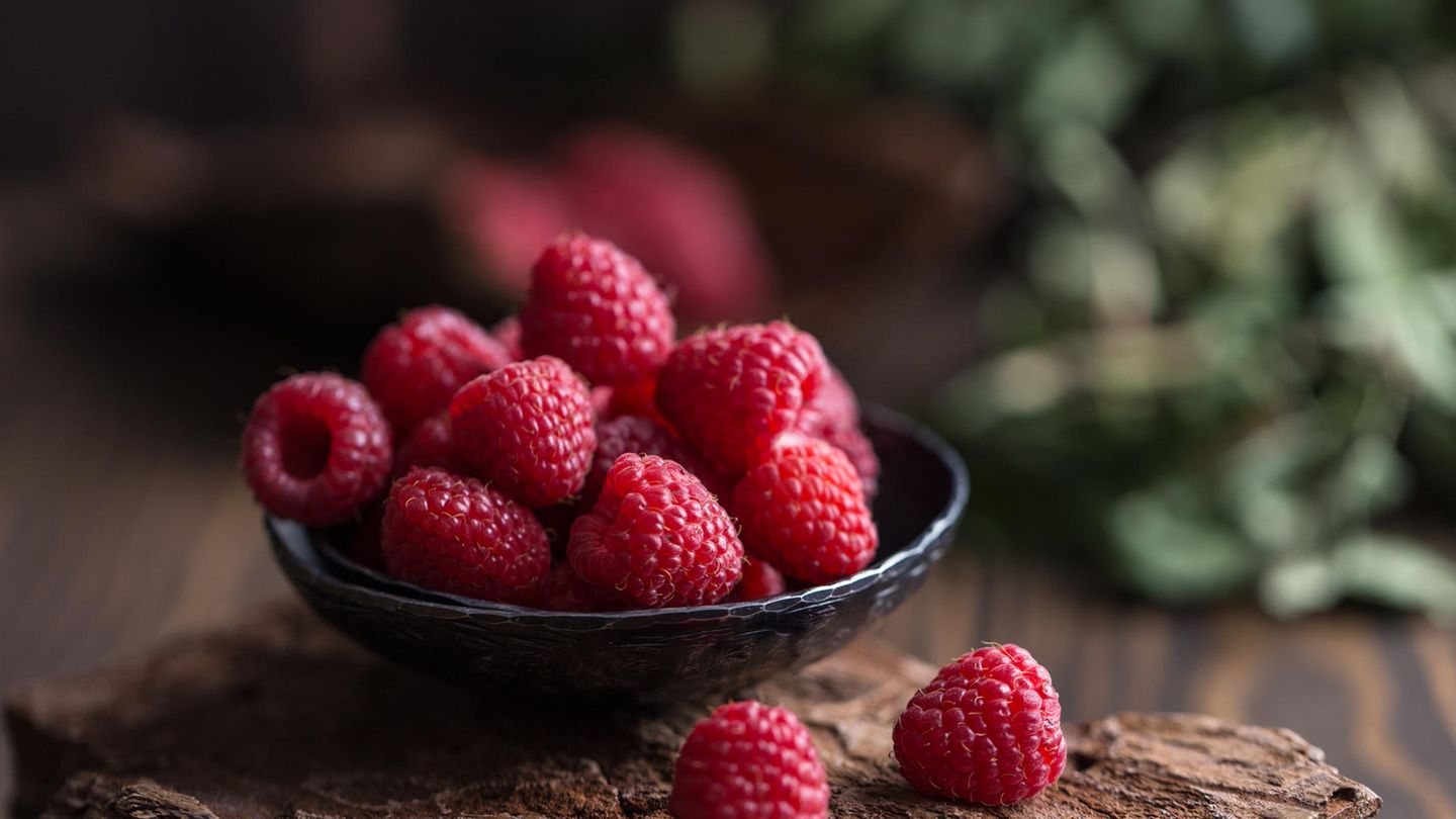 Himbeeren sollen so gut gegen Schmerzen wirken wie Aspirin, so die Annahme vieler Menschen. Mediziner finden das "weltfremd"
