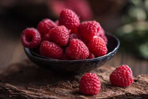 Himbeeren sollen so gut gegen Schmerzen wirken wie Aspirin, so die Annahme vieler Menschen. Mediziner finden das "weltfremd"