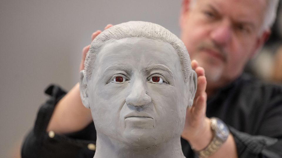 Rainer Wortmann modelliert einen Phantom-Schädel