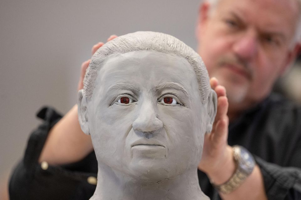 Rainer Wortmann modelliert einen Phantom-Schädel Rainer Wortmann modelliert einen Phantom-Schädel