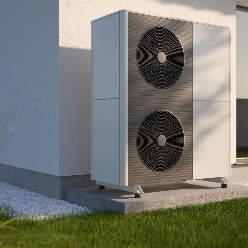 Modell einer Wärmepumpe vor einem Haus