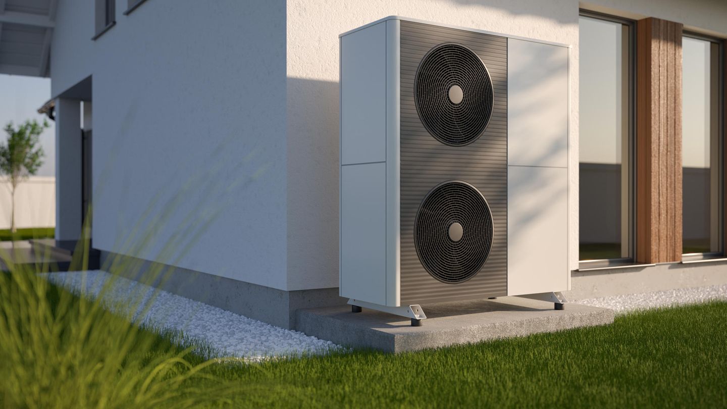 Modell einer Wärmepumpe vor einem Haus