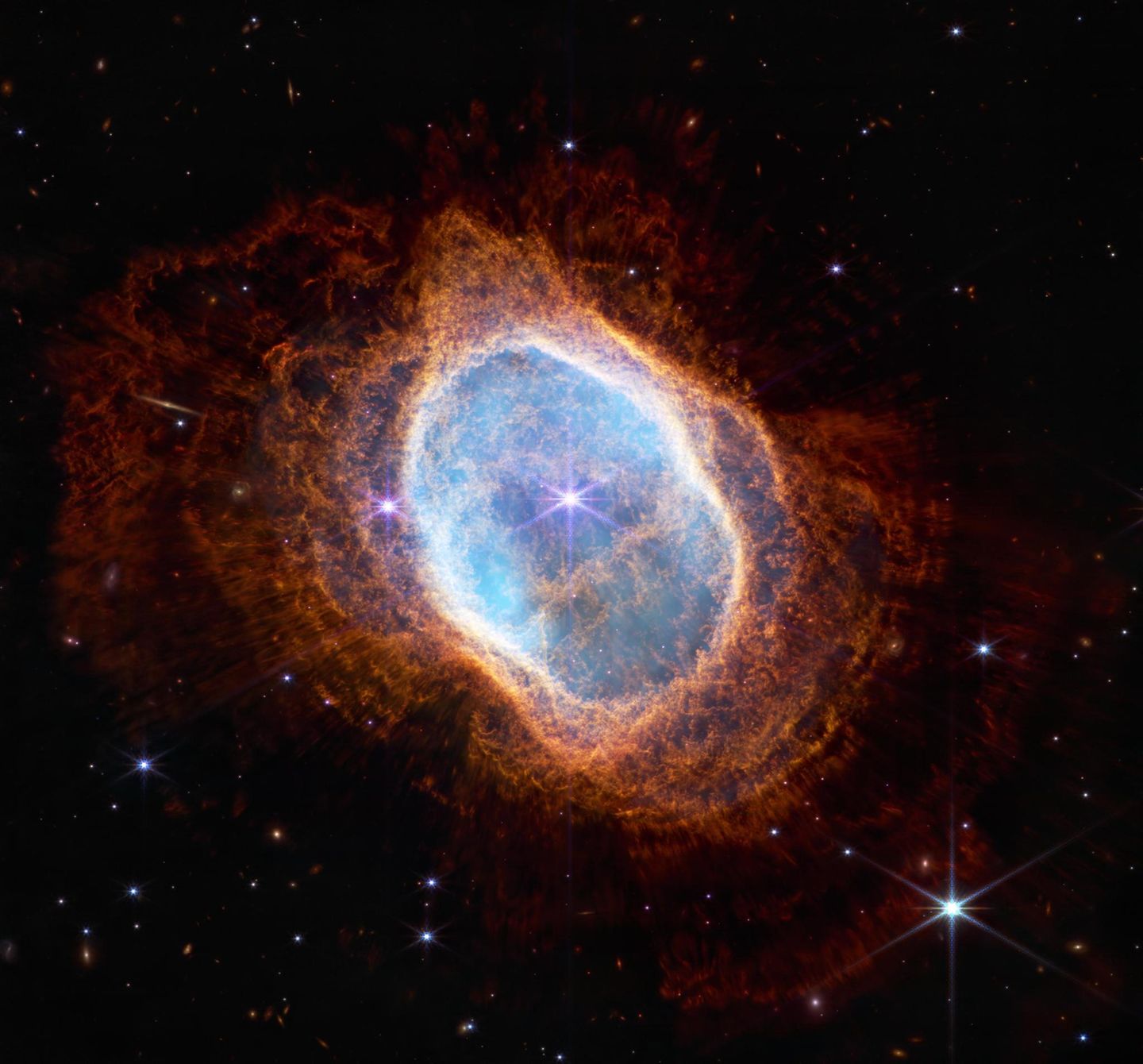Forschung: Wenn Sterne sterben, jagen sie Staub und Gase ins All. Dieses Phänomen beobachtete das Weltraumteleskop in einem etwa 2500 Lichtjahre entfernten planetaren Nebel mit dem technischen Namen NGC 3132, populär: Südlicher Ringnebel. Die Forschung will hier mehr darüber erfahren, wie der Tod von Sonnen deren Umgebung formt Wenn Sterne sterben, jagen sie Staub und Gase ins All. Dieses Phänomen beobachtete das Weltraumteleskop in einem etwa 2500 Lichtjahre entfernten planetaren Nebel mit dem technischen Namen NGC 3132, populär: Südlicher Ringnebel. Die Forschung will hier mehr darüber erfahren, wie der Tod von Sonnen deren Umgebung formt