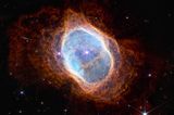 Wenn Sterne sterben, jagen sie Staub und Gase ins All. Dieses Phänomen beobachtete das Weltraumteleskop in einem etwa 2500 Lichtjahre entfernten planetaren Nebel mit dem technischen Namen NGC 3132, populär: Südlicher Ringnebel. Die Forschung will hier mehr darüber erfahren, wie der Tod von Sonnen deren Umgebung formt
