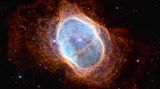 Wenn Sterne sterben, jagen sie Staub und Gase ins All. Dieses Phänomen beobachtete das Weltraumteleskop in einem etwa 2500 Lichtjahre entfernten planetaren Nebel mit dem technischen Namen NGC 3132, populär: Südlicher Ringnebel. Die Forschung will hier mehr darüber erfahren, wie der Tod von Sonnen deren Umgebung formt