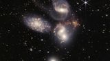 Vier der fünf Galaxien in Stephans Quintett – sie wurden 1877 von Édouard Jean-Marie Stephan entdeckt – führen einen gemeinsamen Tanz auf, choreografiert von der Schwerkraft. Die linke Galaxie tanzt nur scheinbar mit, sie steht aber näher zu uns als das 290 Millionen Lichtjahre entfernte intergalaktische Ballett. Die neuen Aufnahmen des Teleskops offenbaren, wie Sterneninseln kollidieren und verschmelzen