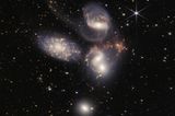 Vier der fünf Galaxien in Stephans Quintett – sie wurden 1877 von Édouard Jean-Marie Stephan entdeckt – führen einen gemeinsamen Tanz auf, choreografiert von der Schwerkraft. Die linke Galaxie tanzt nur scheinbar mit, sie steht aber näher zu uns als das 290 Millionen Lichtjahre entfernte intergalaktische Ballett. Die neuen Aufnahmen des Teleskops offenbaren, wie Sterneninseln kollidieren und verschmelzen