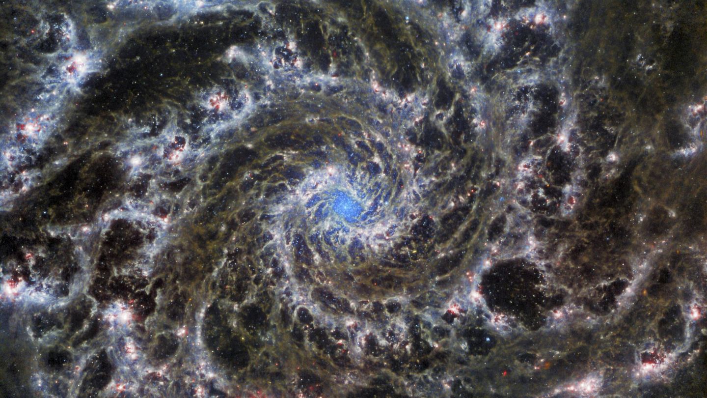 Im Sternbild Fische befindet sich die Phantomgalaxie M74. Sie ist rund 32 Millionen Lichtjahre von der Erde entfernt und steht in einem solchen Winkel zu ihr, dass Astronomen und Astronominnen sie besonders gut beobachten können. Die neuen Bilder zeigen in viel größerem Detail als frühere die hell leuchtenden Regionen, in denen gerade Sterne in großer Zahl entstehen