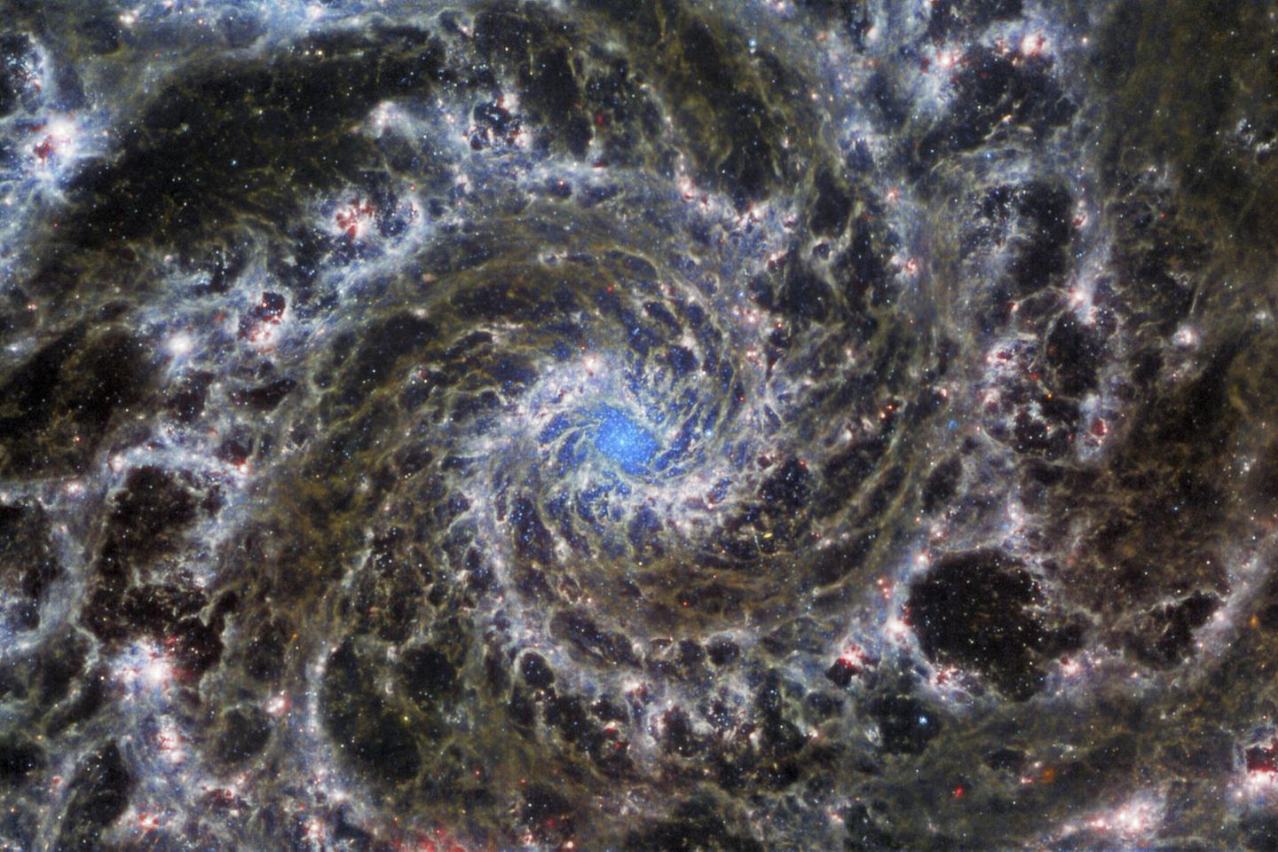 Forschung: Im Sternbild Fische befindet sich die Phantomgalaxie M74. Sie ist rund 32 Millionen Lichtjahre von der Erde entfernt und steht in einem solchen Winkel zu ihr, dass Astronomen und Astronominnen sie besonders gut beobachten können. Die neuen Bilder zeigen in viel größerem Detail als frühere die hell leuchtenden Regionen, in denen gerade Sterne in großer Zahl entstehen Im Sternbild Fische befindet sich die Phantomgalaxie M74. Sie ist rund 32 Millionen Lichtjahre von der Erde entfernt und steht in einem solchen Winkel zu ihr, dass Astronomen und Astronominnen sie besonders gut beobachten können. Die neuen Bilder zeigen in viel größerem Detail als frühere die hell leuchtenden Regionen, in denen gerade Sterne in großer Zahl entstehen