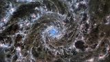 Im Sternbild Fische befindet sich die Phantomgalaxie M74. Sie ist rund 32 Millionen Lichtjahre von der Erde entfernt und steht in einem solchen Winkel zu ihr, dass Astronomen und Astronominnen sie besonders gut beobachten können. Die neuen Bilder zeigen in viel größerem Detail als frühere die hell leuchtenden Regionen, in denen gerade Sterne in großer Zahl entstehen