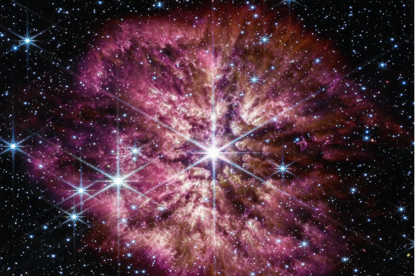 Ein Stern an der Schwelle zum Tod: WR 124 befindet sich in der Wolf-Rayet-Phase, wirft also seine äußeren Schichten ab, bevor er zur Supernova wird, hell aufleuchtet und stirbt. Die jüngst von der Nasa veröffentlichte Aufnahme des James-Webb-Teleskops ist auch eine Zeitreise – zwischen WR 124 und der Erde liegen etwa 15 000 Lichtjahre