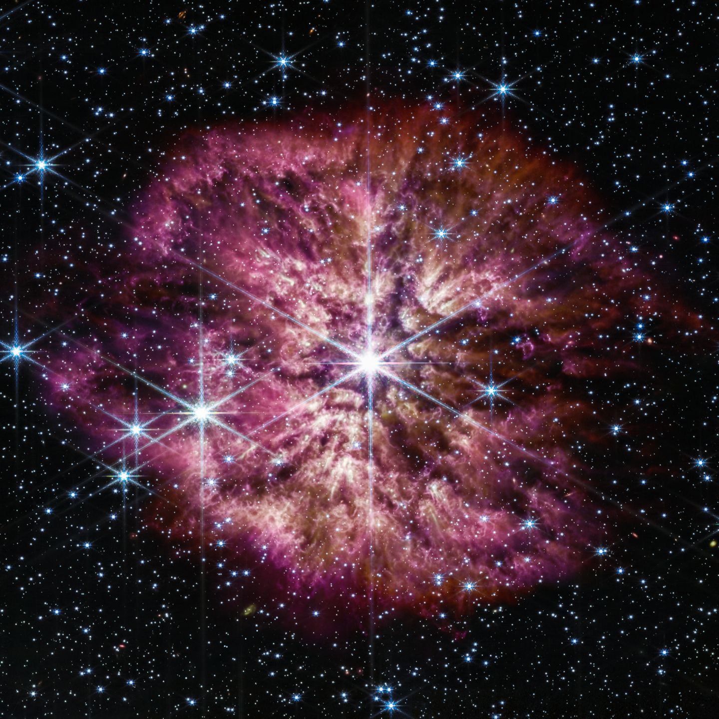 Ein Stern an der Schwelle zum Tod: WR 124 befindet sich in der Wolf-Rayet-Phase, wirft also seine äußeren Schichten ab, bevor er zur Supernova wird, hell aufleuchtet und stirbt. Die jüngst von der Nasa veröffentlichte Aufnahme des James-Webb-Teleskops ist auch eine Zeitreise – zwischen WR 124 und der Erde liegen etwa 15 000 Lichtjahre