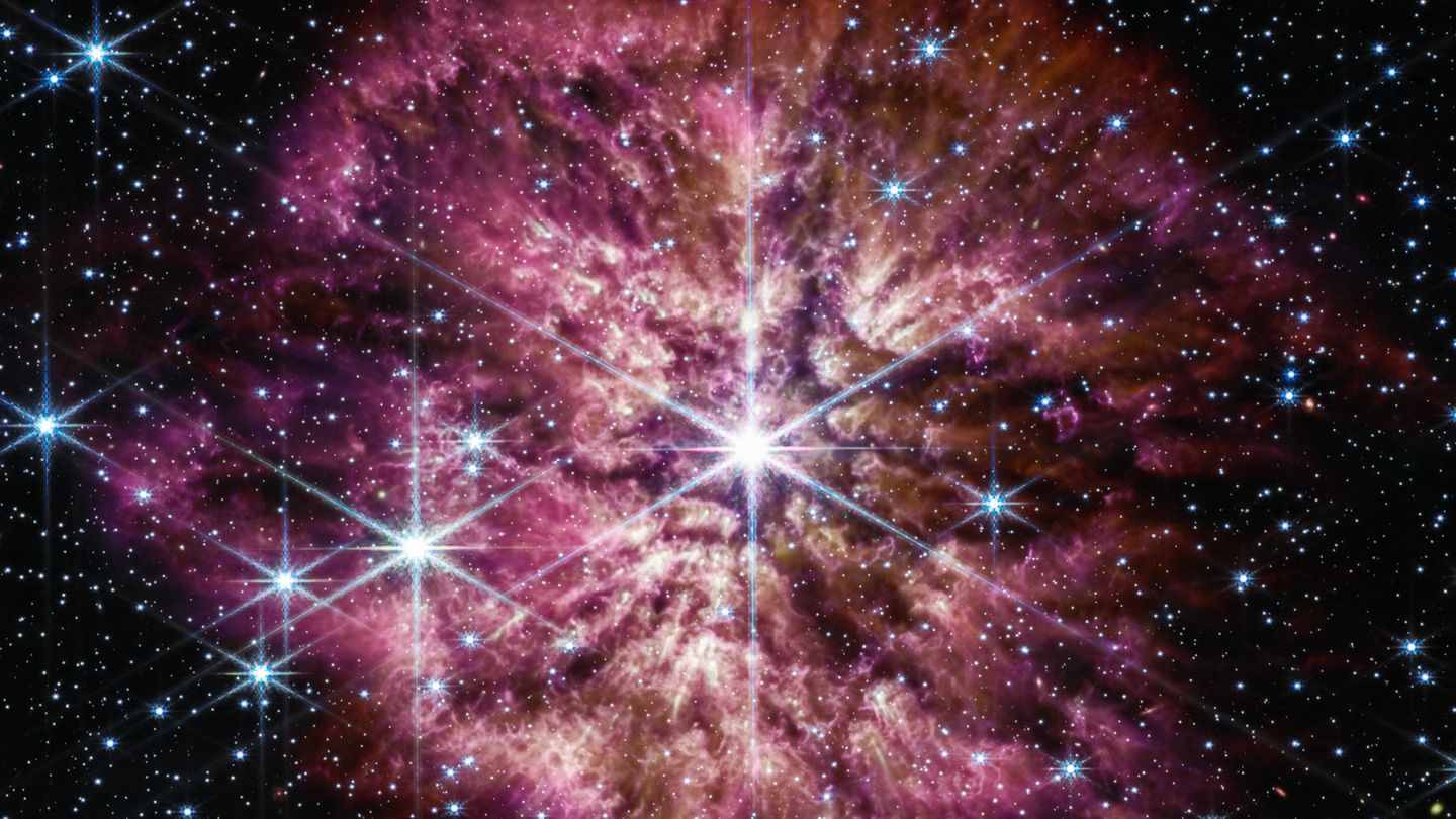 Ein Stern an der Schwelle zum Tod: WR 124 befindet sich in der Wolf-Rayet-Phase, wirft also seine äußeren Schichten ab, bevor er zur Supernova wird, hell aufleuchtet und stirbt. Die jüngst von der Nasa veröffentlichte Aufnahme des James-Webb-Teleskops ist auch eine Zeitreise – zwischen WR 124 und der Erde liegen etwa 15 000 Lichtjahre