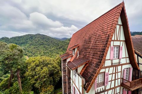 Fachwerkhaus im Dschungel von Malaysia