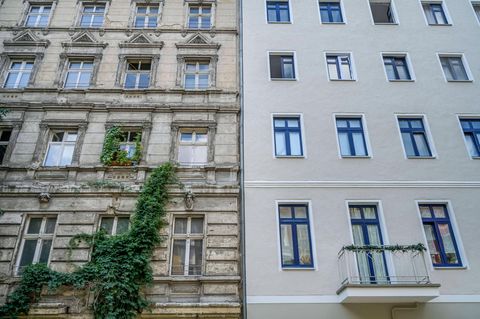 Ein renoviertes und ein unrenovierts Haus in der Schönholzer Straße in Pankow, Berlin