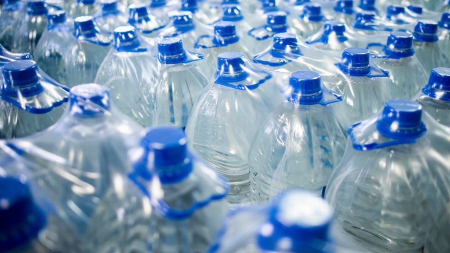 Wasserflaschen stehen in einer Fabrik zur Produktion von Mineralwasser