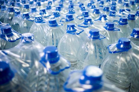 Wasserflaschen stehen in einer Fabrik zur Produktion von Mineralwasser