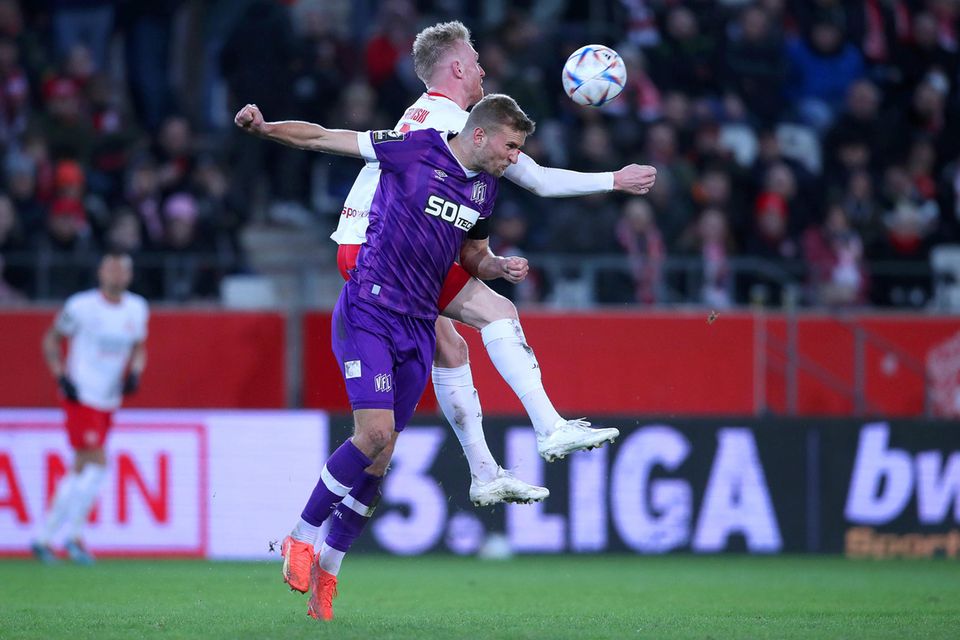 Zwei Fußballer kämpfen um einen Kopfball