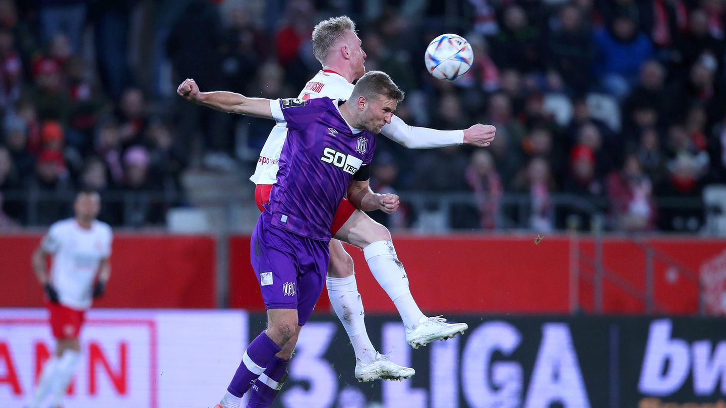 Zwei Fußballer kämpfen um einen Kopfball