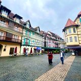 Fußgänger laufen durch die Stadt mit Fachwerkhäusern