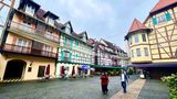 Fußgänger laufen durch die Stadt mit Fachwerkhäusern