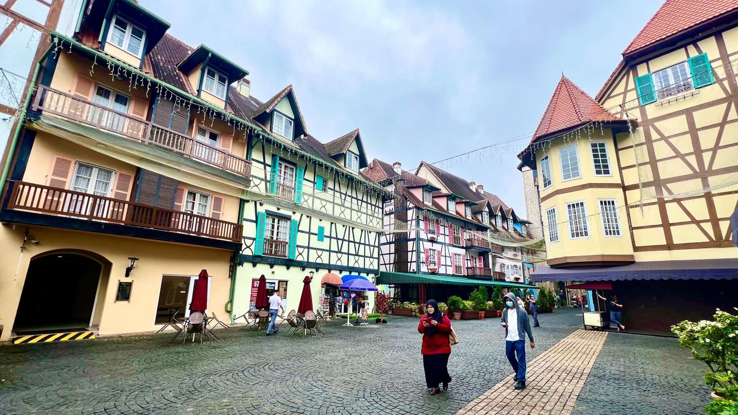 Colmar Tropicale ist die Idee von Mahathir Mohamad Fußgänger laufen durch die Stadt mit Fachwerkhäusern