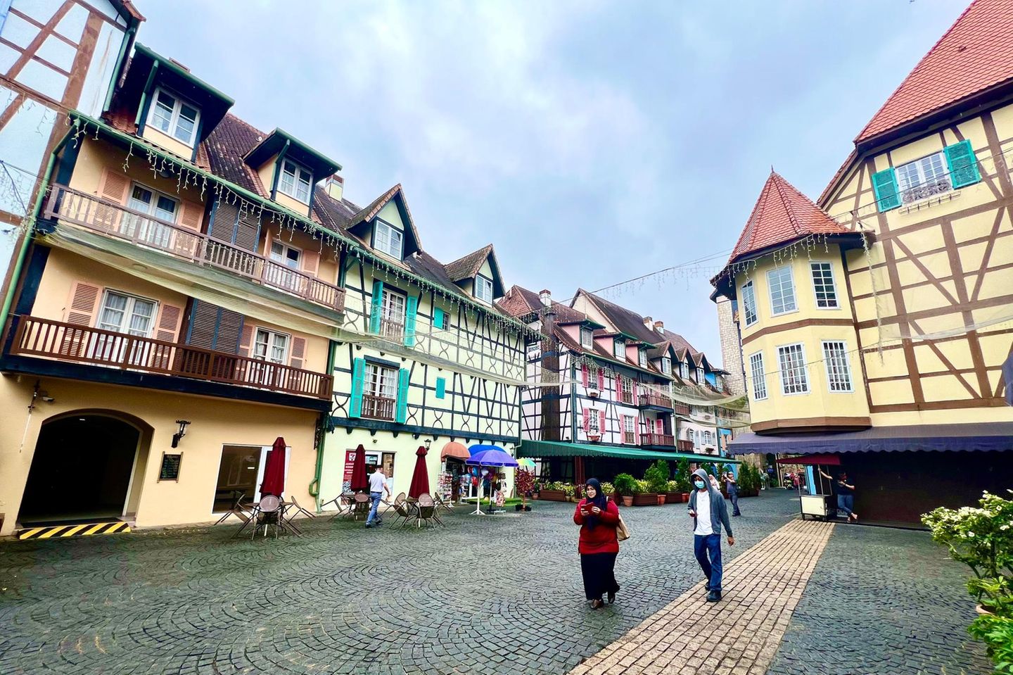 Colmar Tropicale ist die Idee von Mahathir Mohamad Fußgänger laufen durch die Stadt mit Fachwerkhäusern