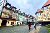 Fußgänger laufen durch die Stadt mit Fachwerkhäusern