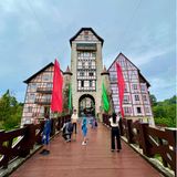 Blick über eine Brücke auf die Fachwerkhäuser