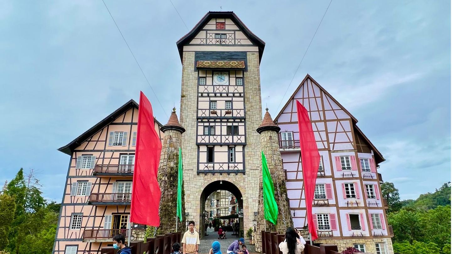 Flair des Mittelalters Blick über eine Brücke auf die Fachwerkhäuser