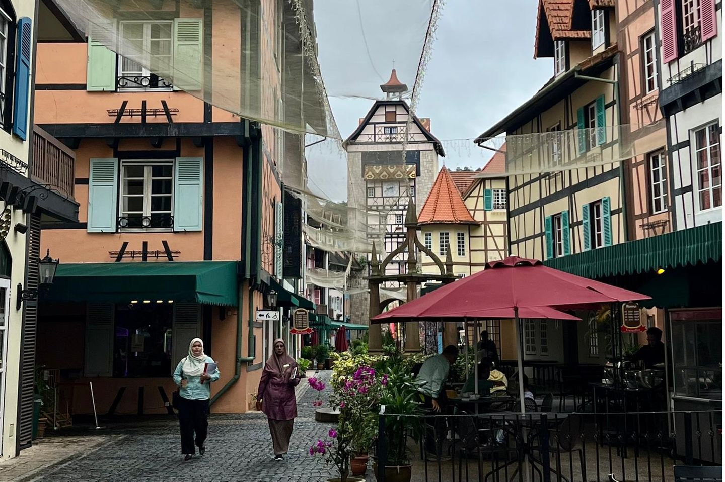 Viele Sehenswürdigkeiten aus dem Elsass Kleine Straße mit Fachwerkhäusern und einem Café