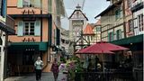 Kleine Straße mit Fachwerkhäusern und einem Café