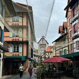 Kleine Straße mit Fachwerkhäusern und einem Café