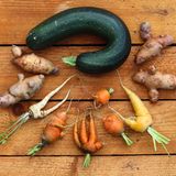 Krummes Gemüse auf Holz