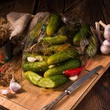 Saure Gurken auf einem Holzbrett