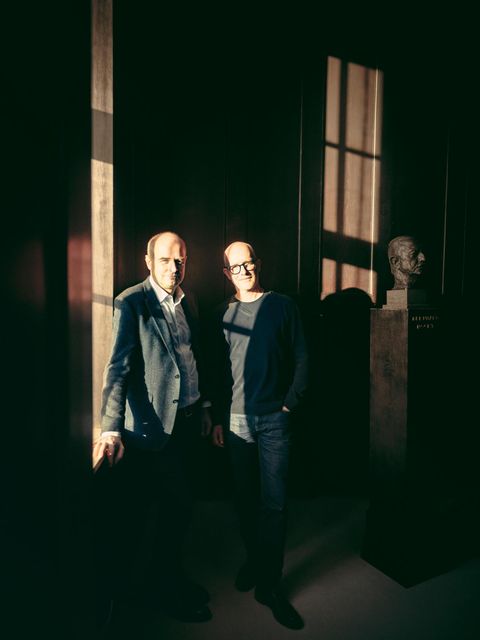 Der Tropenmediziner Bernhard Nocht schaut den Wissenschaftlern über die Schulter: Jürgen May (l.) und Tim Gilberger erforschen den Erreger der Malaria