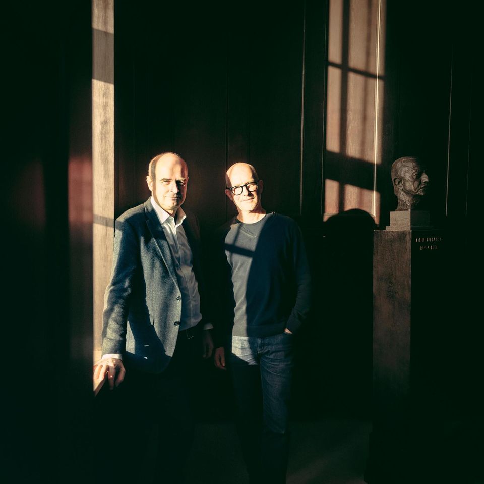 Der Tropenmediziner Bernhard Nocht schaut den Wissenschaftlern über die Schulter: Jürgen May (l.) und Tim Gilberger erforschen den Erreger der Malaria