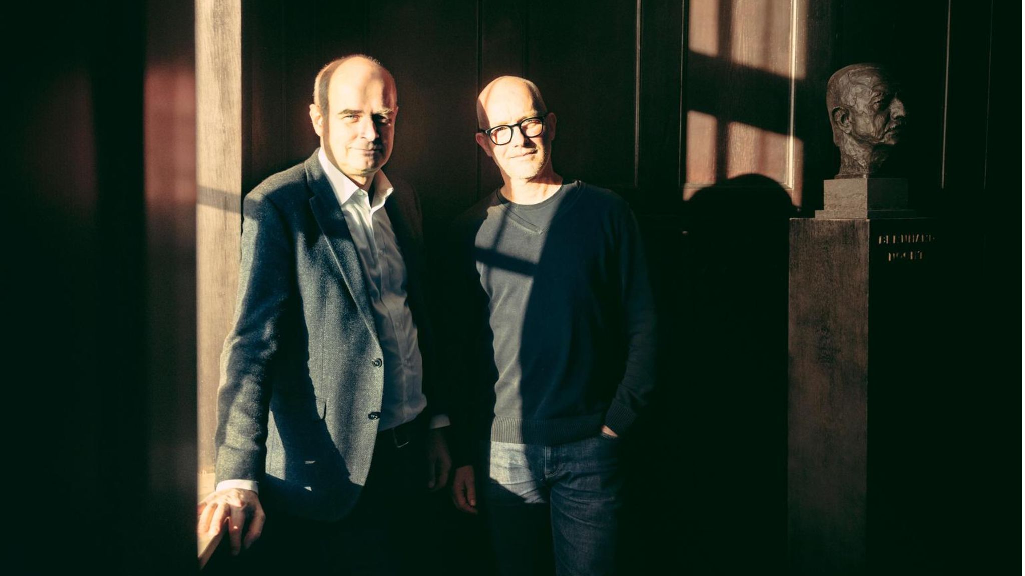 Der Tropenmediziner Bernhard Nocht schaut den Wissenschaftlern über die Schulter: Jürgen May (l.) und Tim Gilberger erforschen den Erreger der Malaria